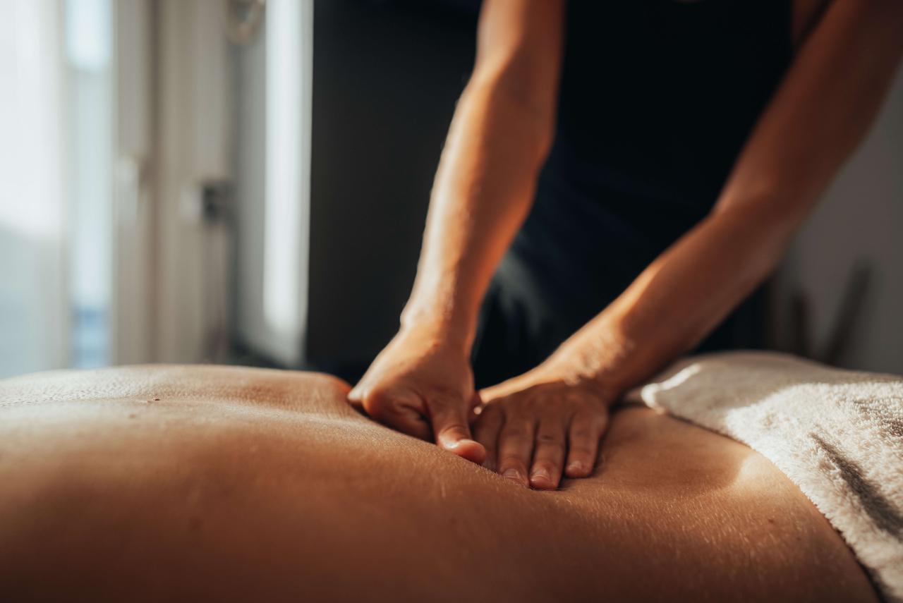 Léonie giving a massage to someone in Tarifa