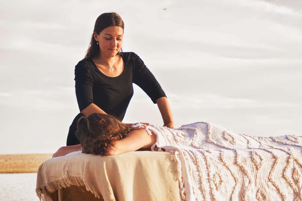 Léonie giving a massage to someone in Tarifa